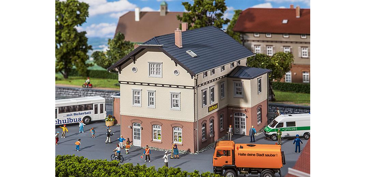 130457 Faller Gemeentehuis met school