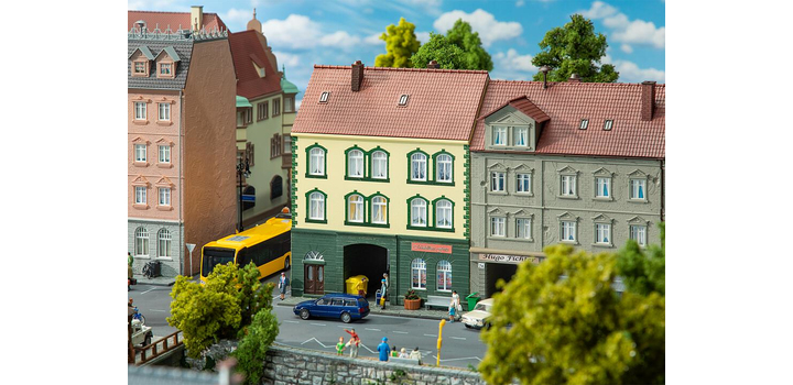 130628 Faller Stadhuis met modelbouwwinkel