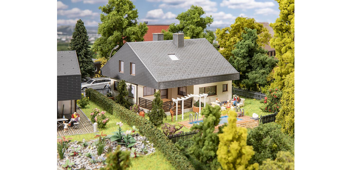 130644 Faller Bungalow met platen dak