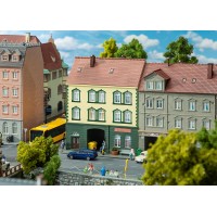 130628 Faller Stadhuis met modelbouwwinkel