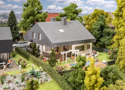 130644 Faller Bungalow met platen dak